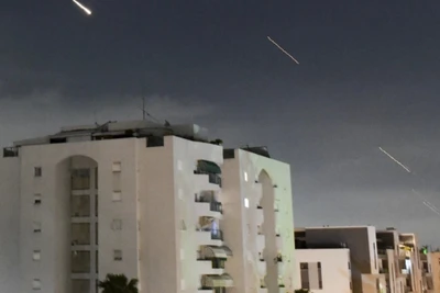 Hệ thống phòng không Iron Dome (Vòm sắt) của Israel đánh chặn tên lửa bắn từ Iran, miền trung Israel, ngày 14/4/2024. (Ảnh: AP)