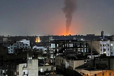 Khói bốc lên sau một cuộc không kích vào Sanaa, Yemen, ngày 25/2/2024. (Ahr: Reuters) 