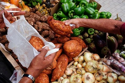 Người dân mua rau củ ở trung tâm thủ đô La Habana, Cuba, ngày 11/3/2024. (Ảnh minh họa: Reuters) 