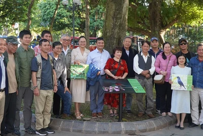 Các tác giả có ảnh triển lãm về chim hoang dã Hà Nội cùng đại diện Ban tổ chức tại triển lãm.