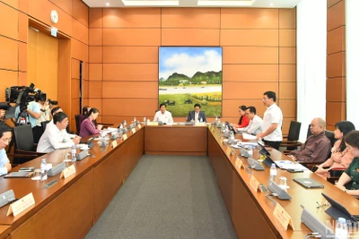 Quang cảnh thảo luận tại Tổ 8. (Ảnh: THỦY NGUYÊN)