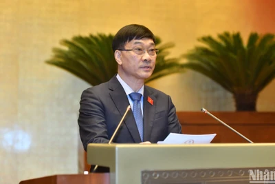 Ủy viên Ủy ban Thường vụ Quốc hội, Chủ nhiệm Ủy ban Kinh tế của Quốc hội Vũ Hồng Thanh trình bày Báo cáo giải trình, tiếp thu, chỉnh lý dự thảo Luật Đất đai (sửa đổi). (Ảnh: ĐĂNG KHOA)