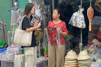 Các tình nguyện viên phát tờ rơi mang thông điệp bảo vệ gấu tới người dân Phúc Thọ. (Ảnh: ENV) 