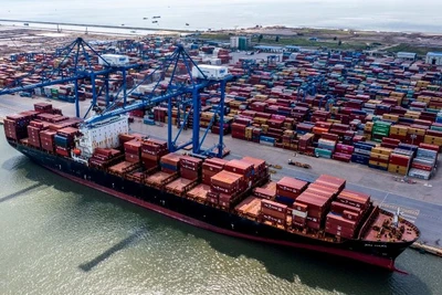 Bốc xếp container ở cảng Đình Vũ (Hải Phòng). (Ảnh minh họa: THÀNH ĐẠT) 