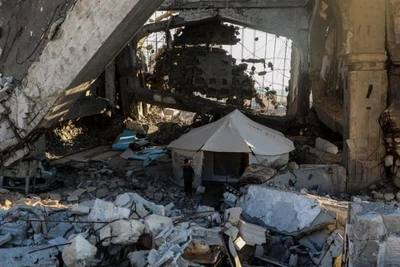 Chiếc lều tạm giữa đống đổ nát của một tòa nhà bị phá hủy ở khu vực cảng biển phía tây thành phố Gaza, ngày 21/5/2025. (Ảnh: Xinhua) 