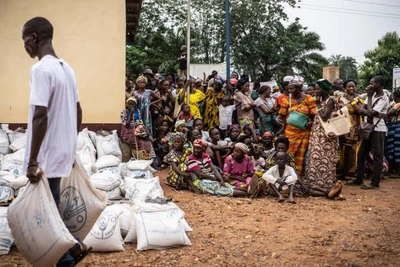 Người dân Cộng hòa Trung Phi chờ phân phát lương thực từ FAO. (Ảnh minh họa: Xinhua)