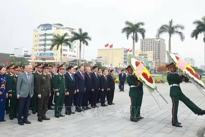 Tổng Bí thư Tô Lâm và các đại biểu dâng hương tưởng niệm các Anh hùng liệt sĩ tại Đài tưởng niệm thành phố Đà Nẵng. (Ảnh: TTXVN)
