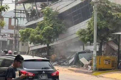 Bức ảnh chụp vào ngày 28/3/2025 ghi lại hình ảnh một tòa nhà bị hư hại sau trận động đất tại Mandalay, Myanmar. (Ảnh: Xinhua) 