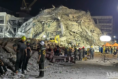 Đống đổ nát của tòa nhà 30 tầng cao tương đương tòa nhà 5 tầng, bên trong còn nhiều người bị mắc kẹt.