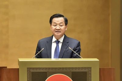 Phó Thủ tướng Chính phủ Lê Minh Khái, thừa ủy quyền của Thủ tướng Chính phủ trình bày báo cáo. (Ảnh: LINH KHOA)