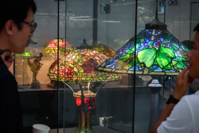 Bảo tàng trưng bày khoảng 2.000 tác phẩm nghệ thuật kính màu các loại được sưu tầm từ nhiều quốc gia trên thế giới. (Ảnh: THÀNH ĐẠT)