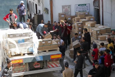 Bốc dỡ hàng viện trợ y tế ở phía bắc dải Gaza. (Ảnh: Reuters) 