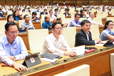 Quốc hội biểu quyết thông qua Luật Lực lượng tham gia bảo vệ an ninh, trật tự ở cơ sở bằng hình thức biểu quyết điện tử. (Ảnh: DUY LINH) 