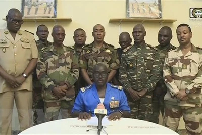 Đại tá Amadou Abdramane (ngồi), người phát ngôn của Hội đồng quốc gia bảo vệ Tổ quốc (CNSP) tại Niger, tuyên bố đảo chính trên truyền hình quốc gia ngày 26/7. (Ảnh: AFP/TTXVN)