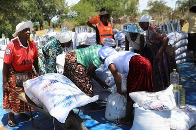 Người dân nhận hỗ trợ lương thực hằng tháng do Chương trình Lương thực thế giới (WFP) cung cấp tại Mumijo, Buhera, Zimbabwe, ngày 16/3/2024. (Ảnh: Reuters) 