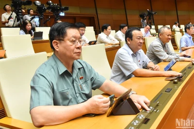 Quốc hội biểu quyết thông qua Nghị quyết về phương án phân bổ ngân sách trung ương năm 2024. (Ảnh: THỦY NGUYÊN) 