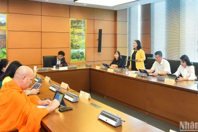 Quang cảnh thảo luận tại Tổ 6, sáng 10/11. (Ảnh: THỦY NGUYÊN) 