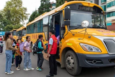 Xe buýt chở học sinh ở Trung Quốc. (Ảnh: XInhua)