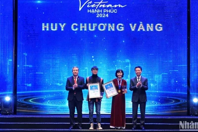 Bộ trưởng Thông tin và Truyền thông Nguyễn Mạnh Hùng và Phó Trưởng ban Tuyên giáo Trung ương Ngô Đông Hải trao huy chương Vàng cho 2 tác giả có tác phẩm đạt giải cao nhất cuộc thi.