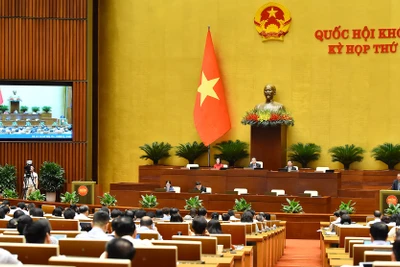 Bộ trưởng Văn hóa, Thể thao và Du lịch Nguyễn Văn Hùng trình bày tờ trình. (Ảnh: THỦY NGUYÊN)