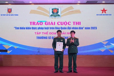 Thượng tướng Nguyễn Văn Nghĩa, Phó Tổng tham mưu trưởng Quân đội nhân dân Việt Nam trao giải nhất tập thể Cuộc thi “Tìm hiểu kiến thức pháp luật” trên Báo Quân đội nhân dân điện tử năm 2023 cho đại diện Trường Sĩ quan Chính trị. (Ảnh: TRUNG HƯNG)