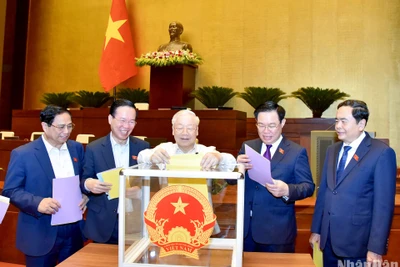 Lãnh đạo Đảng, Nhà nước bỏ phiếu kín đánh giá tín nhiệm 44 chức danh do Quốc hội bầu hoặc phê chuẩn, sáng 25/10. (Ảnh: DUY LINH)