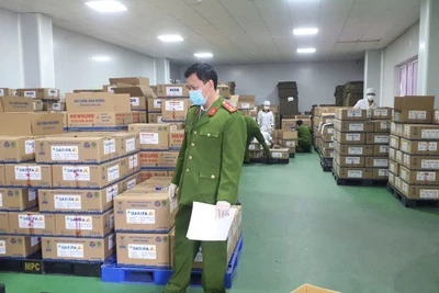 Cơ quan Công an thu giữ số lượng lớn hộp sữa bột giả các loại trong một đường dây sản xuất, buôn bán, tiêu thụ sữa bột giả. (Ảnh: cand.com.vn) 