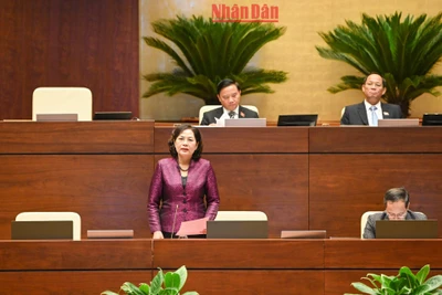 Thống đốc Ngân hàng Nhà nước Việt Nam Nguyễn Thị Hồng phát biểu giải trình, làm rõ một số vấn đề đại biểu Quốc hội nêu. (Ảnh: DUY LINH)