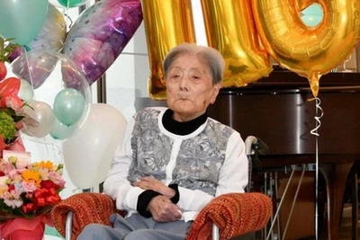 Cụ bà Tomiko Itakeoka trong sinh nhật 116 tuổi. (Nguồn: mainichi)
