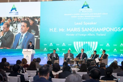 Quang cảnh Phiên toàn thể thứ nhất với chủ đề “Các xu hướng lớn tác động tới ASEAN và thế giới đến năm 2035” trong khuôn khổ Diễn đàn Tương lai ASEAN 2025. (Ảnh: SƠN TÙNG) 