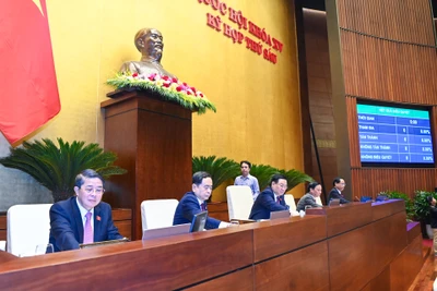 Chủ tịch Quốc hội Vương Đình Huệ và các Phó Chủ tịch Quốc hội biểu quyết thông qua Nghị quyết về giám sát chuyên đề “Việc triển khai thực hiện các Nghị quyết của Quốc hội về các Chương trình mục tiêu quốc gia về xây dựng nông thôn mới giai đoạn 2021-2025, giảm nghèo bền vững giai đoạn 2021-2025, phát triển kinh tế-xã hội vùng đồng bào dân tộc thiểu số và miền núi giai đoạn 2021-2030”. (Ảnh: DUY LINH) 