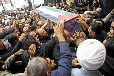 Những người đưa tang khiêng quan tài của thủ lĩnh Hamas bị ám sát, Ismail Haniyeh trong lễ tang của ông tại Tehran, Iran, ngày 1/8/2024. (Ảnh: Văn phòng Lãnh tụ tối cao Iran/WANA/Reuters) 