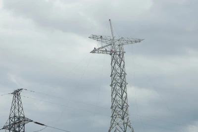 Thi công kéo dây trên cao tại vị trí cột trên địa bàn huyện Nam Đàn, tỉnh Nghệ An. (Ảnh: TRUNG HƯNG)