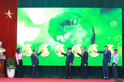 Các đại biểu thực hiện nghi thức phát động Ngày chuyển đổi xanh năm 2025. 