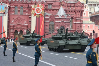 Các phương tiện khí tài đồng loạt diễu hành, tạo nên bức tranh tổng thể về sức mạnh tổ chức và bảo đảm chiến đấu của quân đội Nga.