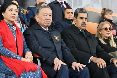 Tổng Bí thư Tô Lâm và Phu nhân trên khán đài danh dự tại Quảng trường Đỏ trong lễ duyệt binh. 