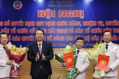 Thứ trưởng Tài chính Nguyễn Đức Chi trao quyết định và tặng hoa chúc mừng 3 Phó Cục trưởng Cục Hải quan.