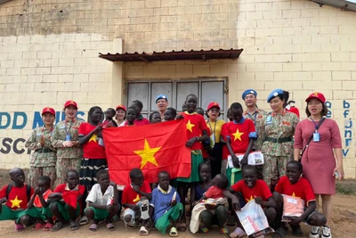 Tổ phụ nữ và Đoàn thanh niên Bệnh viện dã chiến cấp 2.4 của Việt Nam tổ chức các hoạt động dân vận (hoạt động CIMIC) tại một trường học ở Nam Sudan. (Ảnh do Bệnh viện dã chiến số 2.4 của Việt Nam cung cấp)