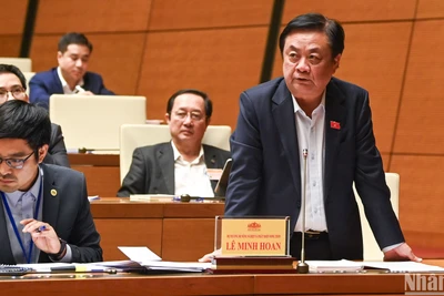 Bộ trưởng Nông nghiệp và Phát triển nông thôn Lê Minh Hoan trả lời chất vấn. (Ảnh: DUY LINH) 