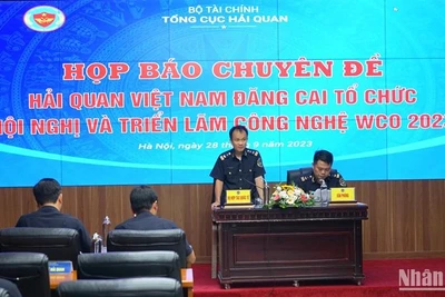Ông Hoàng Đình Trung, Phó Vụ trưởng Vụ Hợp tác quốc tế, Tổng cục Hải quan chia sẻ thông tin về Hội nghị và Triển lãm Công nghệ WCO năm 2023 do Hải quan Việt Nam đăng cai tổ chức. (Ảnh: TRUNG HƯNG) 
