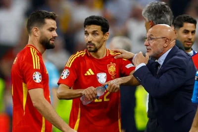 Huấn luyện viên Luis de la Fuente trao đổi cùng các cầu thủ Tây Ban Nha trong trận bán kết với Pháp. (Ảnh: Reuters) 