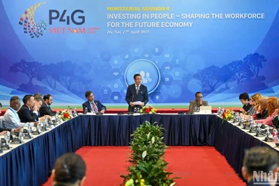 Thứ trưởng Giáo dục và Đào tạo Nguyễn Văn Phúc chủ trì Phiên thảo luận số 4 với chủ đề Đầu tư vào con người - Kiến tạo đội ngũ cho nền kinh tế tương lai. (Ảnh: DUY LINH) 