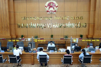 Giải quyết các thủ tục hành chính tại Trung tâm Phục vụ hành chính công tỉnh Bắc Giang. (Ảnh minh họa: TTXVN)