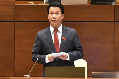 Bộ trưởng Tài nguyên và Môi trường Đặng Quốc Khánh giải trình, làm rõ một số vấn đề đại biểu Quốc hội nêu. (Ảnh: ĐĂNG KHOA)