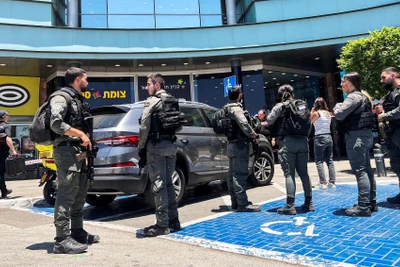 Cảnh sát Israel bên ngoài một trung tâm mua sắm sau vụ tấn công bằng dao ở Karmiel, miền bắc Israel, ngày 3/7/2024. (Ảnh: Reuters) 