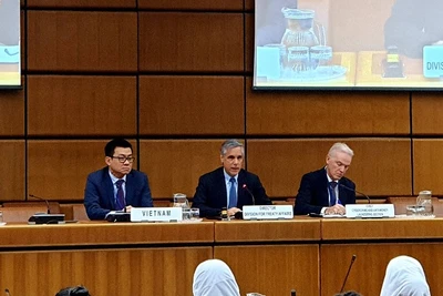 Đại sứ Vũ Lê Thái Hoàng (bên trái) khẳng định cam kết của Việt Nam trong cuộc chiến chống tội phạm mạng. 