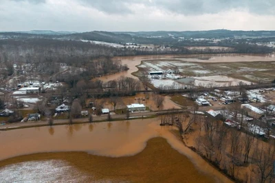 Một khu vực nông thôn bị ngập lụt ở hạt Hart, bang Kentucky, Mỹ, ngày 16/2/2025. (Ảnh minh họa: Xinhua) 