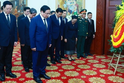 Thủ tướng Phạm Minh Chính viếng nguyên Chủ tịch Đảng Nhân dân cách mạng Lào, nguyên Chủ tịch nước Lào Khamtay Siphandone tại Đại sứ quán Cộng hòa dân chủ nhân dân Lào ở Hà Nội, sáng 4/4/2025. (Ảnh: TTXVN) 