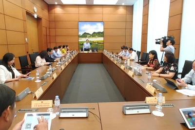 Quang cảnh phiên thảo luận tại Tổ 8. (Ảnh: TRUNG HƯNG)