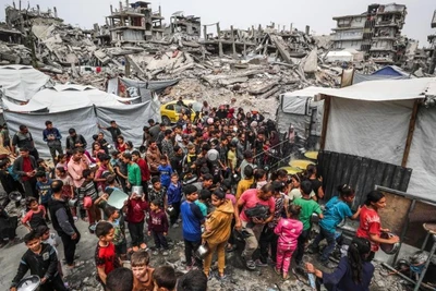 Người dân Palestine chờ nhận thực phẩm miễn phí tại một trung tâm phân phối thực phẩm ở thành phố Gaza, ngày 24/4/2025. (Ảnh minh họa: Xinhua) 